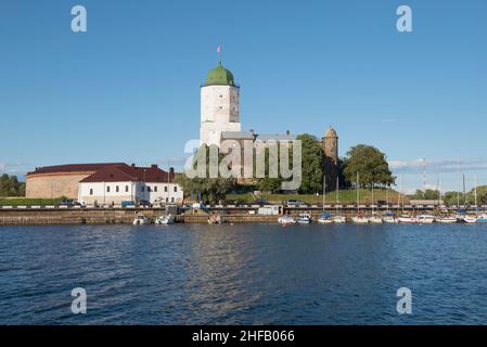 Vue sur le château médiéval de Vyborg depuis le port sud le jour ensoleillé d'août.Vyborg, Russie Banque D'Images