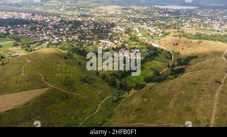 Vaste paysage rural avec des parcelles de champs, de vergers et de haies Banque D'Images