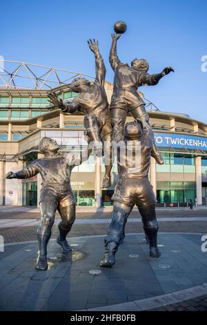 la célèbre sculpture d'une ligne à l'extérieur du stade de rugby de twickenham Banque D'Images