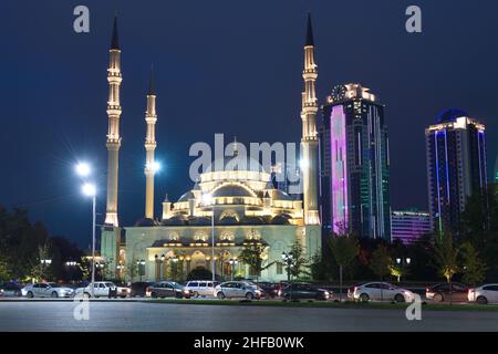 GROZNY, RUSSIE - 29 SEPTEMBRE 2021 : Mosquée « coeur de la Tchétchénie » dans le paysage urbain nocturne.République tchétchène Banque D'Images