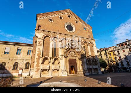 Vicenza.Façade principale de l'église de San Lorenzo Martyre (St.Lawrence Martyr) en style gothique, 1280, Piazza San Lorenzo, Vénétie, Italie,Europe. Banque D'Images