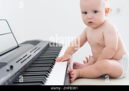 synthétiseur de lecture enfant sur fond blanc Banque D'Images