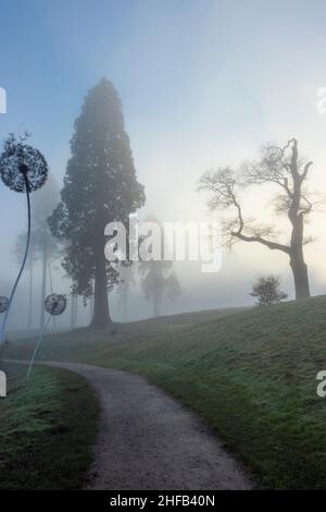 la brume matinale dans les jardins de trentham s'attelle sur trent avec une silhouette d'arbres et de sculptures Banque D'Images