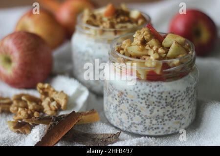 Avoine avec mangue et amandes.Fait en trempant des flocons d'avoine et des graines de chia dans du lait servi avec des pommes hachées, de la cannelle, des amandes et du miel pour Banque D'Images