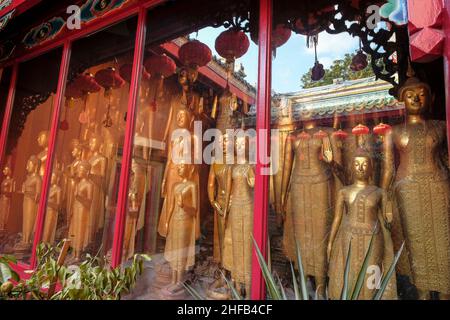 Bangkok, Thaïlande - janvier 2022 : statues de Bouddha dans le temple bouddhiste Wat Mangkon Kamalawat le 7 janvier 2022 à Bangkok, Thaïlande. Banque D'Images