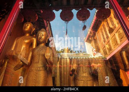 Bangkok, Thaïlande - janvier 2022 : statues de Bouddha dans le temple bouddhiste Wat Mangkon Kamalawat le 7 janvier 2022 à Bangkok, Thaïlande. Banque D'Images