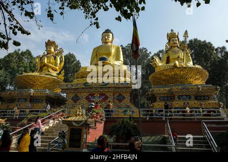 Katmandou, Népal - novembre 2021: Personnes visitant le parc de Bouddha à Katmandou le 27 novembre 2021 dans la vallée de Katmandou, Népal. Banque D'Images