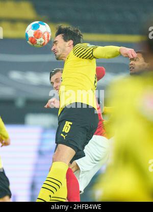 Dortmund, Allemagne.14th janvier 2022.Tapis HUMMELS, BVB 15 concurrence pour le ballon, s'attaquer, duel, header, zweikampf,Action, lutte contre Ermedin DEMIROVIC, FRG 11 dans le match BORUSSIA DORTMUND - SC FREIBURG 5-1 1.Ligue allemande de football le 14 janvier 2022 à Dortmund, Allemagne saison 2021/2022, match jour 19, 1.Bundesliga,19.Spieltag, BVB © Peter Schatz / Alamy Live News - LE RÈGLEMENT DFL INTERDIT TOUTE UTILISATION DE PHOTOGRAPHIES comme SÉQUENCES D'IMAGES et/ou QUASI-VIDÉO - Credit: Peter Schatz/Alamy Live News Banque D'Images