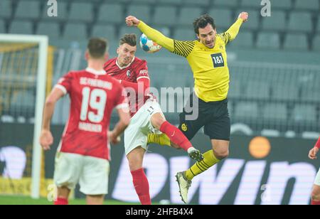 Dortmund, Allemagne.14th janvier 2022.Tapis HUMMELS, BVB 15 concurrence pour le ballon, s'attaquer, duel, header, zweikampf,Action, lutte contre Ermedin DEMIROVIC, FRG 11 dans le match BORUSSIA DORTMUND - SC FREIBURG 5-1 1.Ligue allemande de football le 14 janvier 2022 à Dortmund, Allemagne saison 2021/2022, match jour 19, 1.Bundesliga,19.Spieltag, BVB © Peter Schatz / Alamy Live News - LE RÈGLEMENT DFL INTERDIT TOUTE UTILISATION DE PHOTOGRAPHIES comme SÉQUENCES D'IMAGES et/ou QUASI-VIDÉO - Credit: Peter Schatz/Alamy Live News Banque D'Images