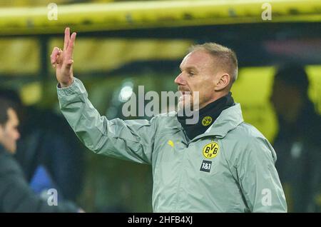 Dortmund, Allemagne.14th janvier 2022.Alexander Zickler, Co Trainer BVB geste dans le match BORUSSIA DORTMUND - SC FREIBURG 5-1 1.Ligue allemande de football le 14 janvier 2022 à Dortmund, Allemagne saison 2021/2022, match jour 19, 1.Bundesliga,19.Spieltag, BVB © Peter Schatz / Alamy Live News - LE RÈGLEMENT DFL INTERDIT TOUTE UTILISATION DE PHOTOGRAPHIES comme SÉQUENCES D'IMAGES et/ou QUASI-VIDÉO - Credit: Peter Schatz/Alamy Live News Banque D'Images