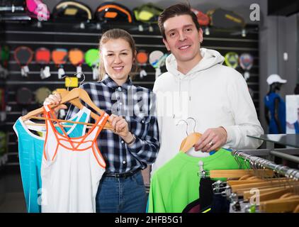 Femme et homme choisissent l'uniforme de tennis Banque D'Images