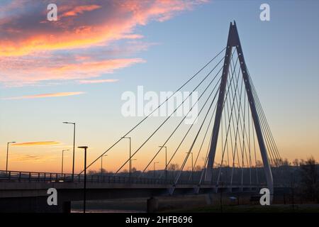 Le Northern Spire Bridge a ouvert ses portes en 2018 et traverse l'usure de la rivière à Sunderland, Tyne et Wear.Capturé juste avant le lever du soleil . Banque D'Images