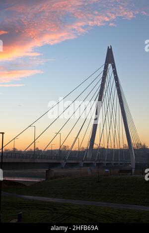 Le Northern Spire Bridge a ouvert ses portes en 2018 et traverse l'usure de la rivière à Sunderland, Tyne et Wear.Capturé juste avant le lever du soleil . Banque D'Images