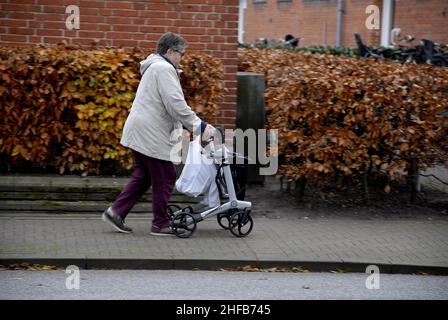 Copenhague/Danemark/   15th novembre 2015 Aish senior femme wals avec marcheur(Photo de Francis Joseph Dean/Deanimages) Banque D'Images