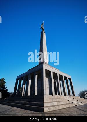 Mémorial de guerre de Slavín avec obélisque et statue de soldat contre le ciel bleu à Bratislava, Slovaquie. Banque D'Images