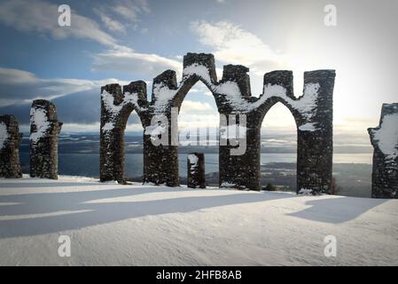 Monument de Fyrish, construit en 1782 sur la colline de Fyrish, près d'Alness en Écosse. Banque D'Images