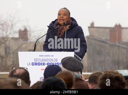 Lyon, France.15th janvier 2022.Christiane Taubira, ancienne ministre française de la Justice et ancienne colonne de gauche française, annonce sa candidature à l'élection présidentielle française de 2022 lors d'un événement organisé dans le quartier de Croix-Rousse à Lyon.Croix-Rousse fut le foyer en 1831 et 1834 des premiers soulèvements ouvriers bien définis de la Révolution industrielle.Taubira a été membre de l'Assemblée nationale française de 1993 à 2012 et membre du Parlement européen de 1994 à 1999.(Credit image: © James Colburn/ZUMA Press Wire) Credit: ZUMA Press, Inc./Alamy Live News Banque D'Images