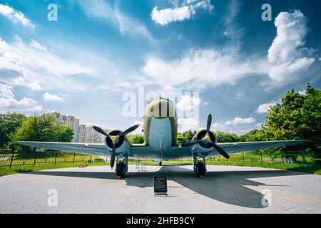 Lisunov Li-2 de l'armée de l'air soviétique debout près de la construction du musée biélorusse de la Grande guerre patriotique à Minsk, Biélorussie Banque D'Images