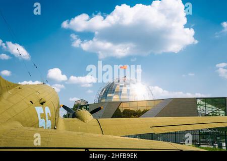 Lisunov Li-2 de l'armée de l'air soviétique debout près de la construction du musée biélorusse de la Grande guerre patriotique à Minsk, Biélorussie Banque D'Images