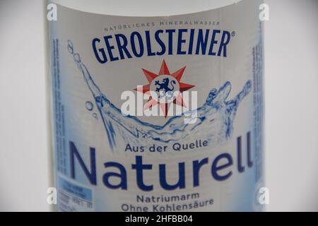 Rheinbach, Allemagne 12 janvier 2022, Une bouteille d'eau minérale avec le logo de la marque Gerolsteiner Banque D'Images