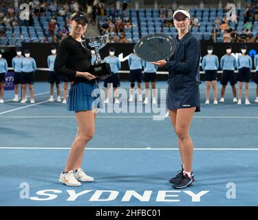 Sydney, Australie.15th janvier 2022.15th janvier 2022 : Ken Rosewall Arena, parc olympique de Sydney, Sydney, Australie ; Sydney tennis Classic,Jour 7 finale des femmes: La gagnante Paula Badosa d'Espagne et la coureuse Barbora Krejcikova de la République tchèque posent avec leurs trophées après leur match que Badosa a gagné 2 jeux à 1 crédit: Action plus Sports Images/Alay Live News Banque D'Images