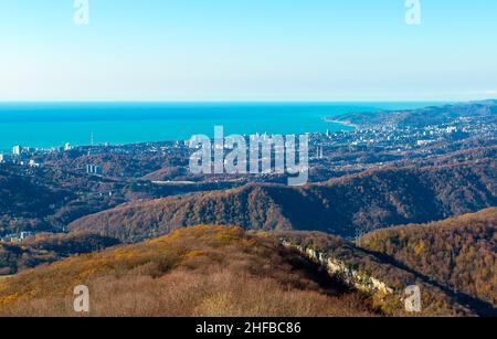 Vue sur la mer et le centre-ville de Sotchi depuis le pont d'observation de la Tour sur le mont Big Ahun. Banque D'Images