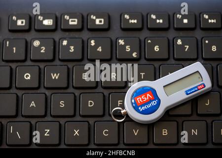 Timisoara, Roumanie - 20 juin 2021 : gros plan sur un jeton RSA SecurID sur un clavier noir, SID700 Banque D'Images