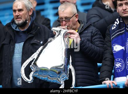 Manchester, Royaume-Uni.15th janvier 2022.Un fan de Chelsea remporte un trophée gonflable de la ligue des champions lors du match de la première ligue au Etihad Stadium, à Manchester.Crédit photo à lire: Darren Staples / Sportimage crédit: Sportimage / Alay Live News Banque D'Images