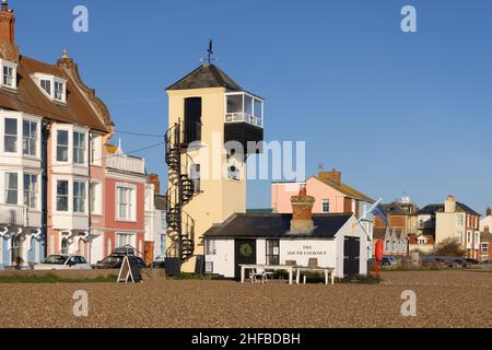 Vue sur le bâtiment récemment redécoré de South Lookout sur la plage d'Aldeburgh par une journée ensoleillée.ROYAUME-UNI Banque D'Images