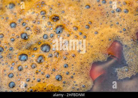 Bulles de gaz du peroxyde d'hydrogène / H2O2 en présence d'acide doux travaillant sur l'acier rouillé.Pour la réaction chimique, la décomposition, la chimie scolaire. Banque D'Images