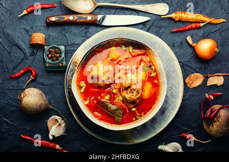 Borscht - soupe chaude à base de betteraves et de viande.Borscht rouge, plat traditionnel de cuisine ukrainienne Banque D'Images