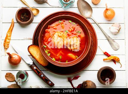 Borscht - soupe chaude à base de betteraves et de viande.Borscht ukrainien rouge Banque D'Images