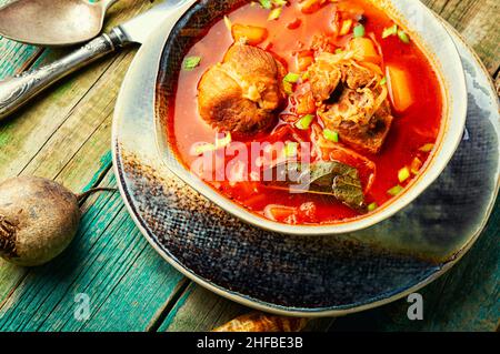 Borscht - soupe chaude à base de betteraves et de viande.Borscht rouge, plat traditionnel de cuisine russe Banque D'Images