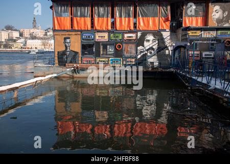 Serbie, janvier 2022 : un des clubs de radeau le long de la rivière Sava à Belgrade Banque D'Images