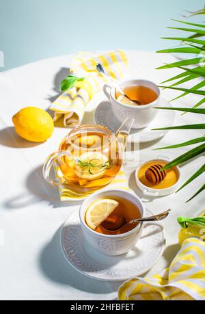 Thé avec des tasses blanches, du gingembre et du thé à infusion de citron Banque D'Images