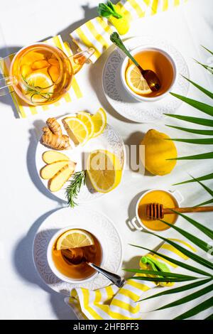 Thé avec des tasses blanches, du gingembre et du thé à infusion de citron Banque D'Images