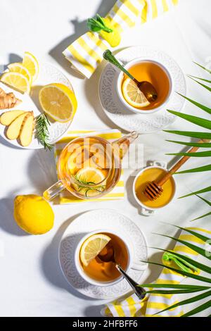 Thé avec des tasses blanches, du gingembre et du thé à infusion de citron Banque D'Images