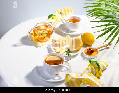 Thé avec des tasses blanches, du gingembre et du thé à infusion de citron Banque D'Images