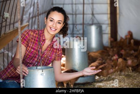 Une jeune agricultrice donne des aliments Banque D'Images