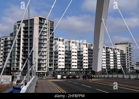 Appartements modernes au bord de la rivière avec balcons vus du pont Squinty, Finnieston, Glasgow, Écosse, Royaume-Uni Banque D'Images