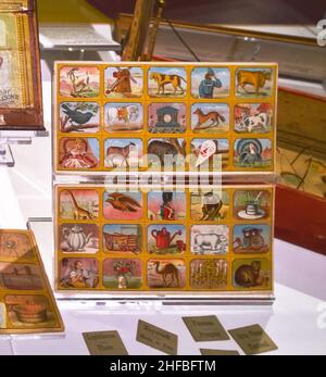 Rochester, New York, a illustré des cartes du début du siècle avec des descriptions en français et en anglais au Strong National Museum of Play Banque D'Images