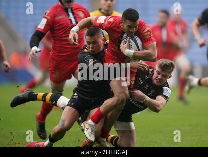 Le Matthis Lebel (au centre) de Toulouse est affronté par Jacob Umaga (à gauche) et Charlie Atkinson (à droite) de Wasps lors de la Heineken Champions Cup, disputer un match au Coventry Building Society Arena, à Coventry.Date de la photo: Samedi 15 janvier 2022. Banque D'Images