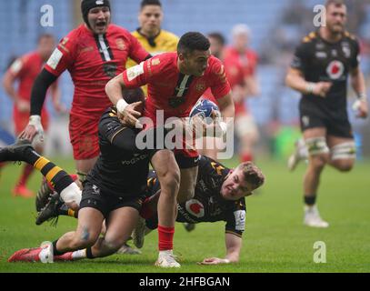 Le Matthis Lebel (au centre) de Toulouse est affronté par Jacob Umaga (à gauche) et Charlie Atkinson (à droite) de Wasps lors de la Heineken Champions Cup, disputer un match au Coventry Building Society Arena, à Coventry.Date de la photo: Samedi 15 janvier 2022. Banque D'Images