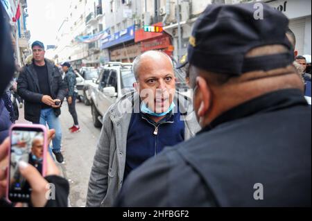 Tunis, Tunisie.14th janvier 2022.Tunis, Tunisie.14 janvier 2022.Les manifestants se rassemblent contre le président Kais Saied à l'occasion du 10th anniversaire de la révolution de 2011.Les manifestants ont défié l'interdiction de rassemblements et de manifestations imposée pour faire face à une forte augmentation des infections à coronavirus, pour exprimer leur désaccord contre la suspension du Parlement par le président tunisien Kais Saied en juillet 2021.Les manifestants ont dû faire face à un déploiement important de forces de sécurité, qui ont utilisé des canons à eau pour les disperser (Credit image: © Hasan mrad/IMAGESLIVE via ZUMA Press Wire) Banque D'Images