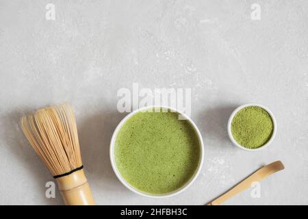 Thé vert Matcha.Boisson traditionnelle japonaise à base de plantes.Fond en béton gris.Espace de copie, vue de dessus, Flat lay. Banque D'Images