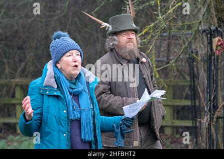 Leominster, Herefordshire, Royaume-Uni - Samedi 15th janvier 2022 - la cérémonie de Wassail dans le verger communautaire de Leominster - l'ancienne cérémonie de Wassail implique la récitation des incantations et du chant dans le verger de pomme pour promouvoir une bonne récolte pour l'année suivante.Photo Steven May / Alamy Live News Banque D'Images