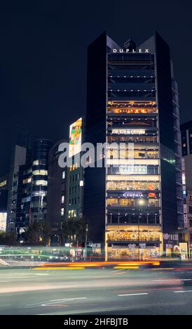 Tokyo, Japon - 24 octobre 2019 : vue de nuit de la Tour Ginza Duplex au carrefour de l'avenue Harumi-dori et Showa-dori au centre de la boutique Ginza Banque D'Images