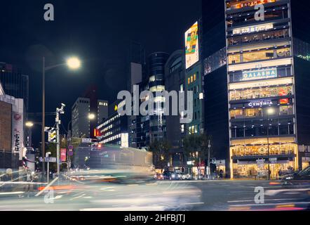 Tokyo, Japon - 24 octobre 2019 : vue de nuit de la Tour Ginza Duplex au carrefour de l'avenue Harumi-dori et Showa-dori au centre de la boutique Ginza Banque D'Images