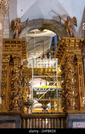 Detale Baldaquino en el autel maire de la Catedral de Saint-Jacques-de-Compostelle, Espagne Banque D'Images