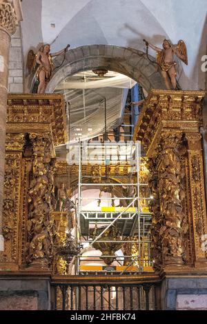 Detale Baldaquino en el autel maire de la Catedral de Saint-Jacques-de-Compostelle, Espagne Banque D'Images